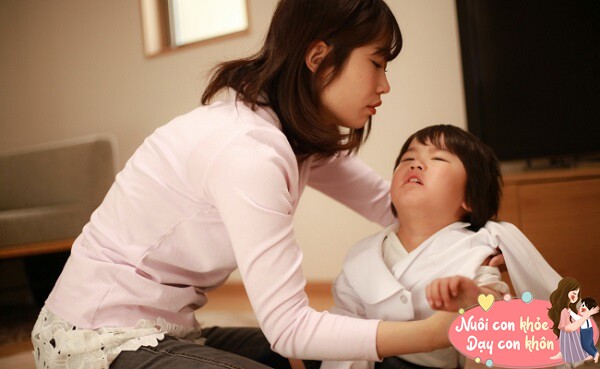 Trẻ ở nhà thích "bắt nạt" người thân, ra ngoài lại nhút nhát là do bố mẹ mắc phải 3 lỗi này - 4