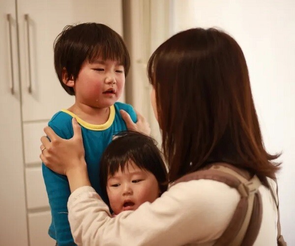 Trẻ ở nhà thích "bắt nạt" người thân, ra ngoài lại nhút nhát là do bố mẹ mắc phải 3 lỗi này - 1