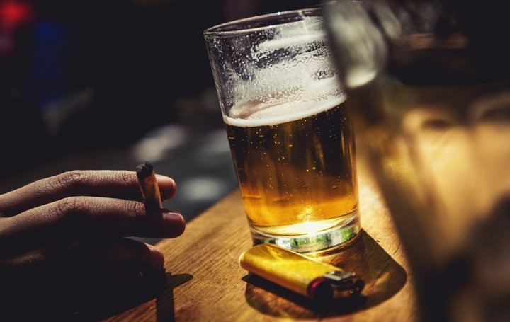 Thói quen uống bia mỗi tối để xả stress đẩy lập trình viên vào tình thế nguy hiểm khi chỉ số mỡ máu tăng đến mức đáng báo động. (Ảnh minh hoạ)