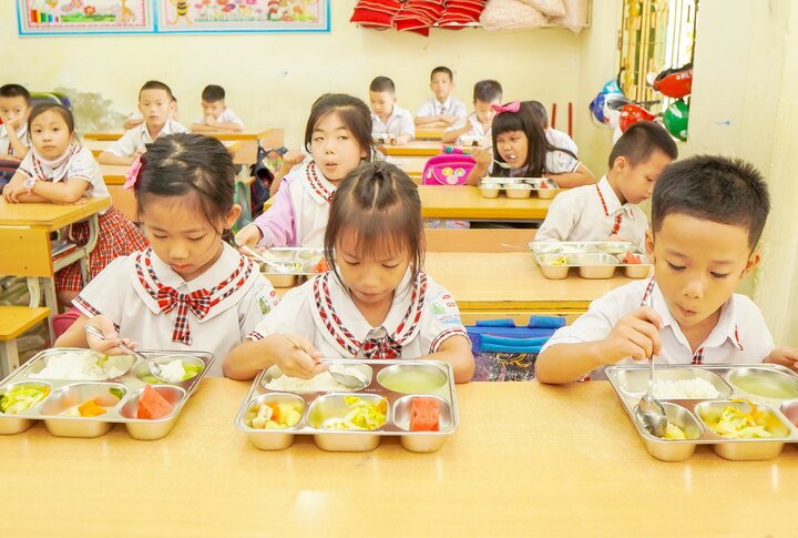 Bữa ăn của học sinh học bán trú.