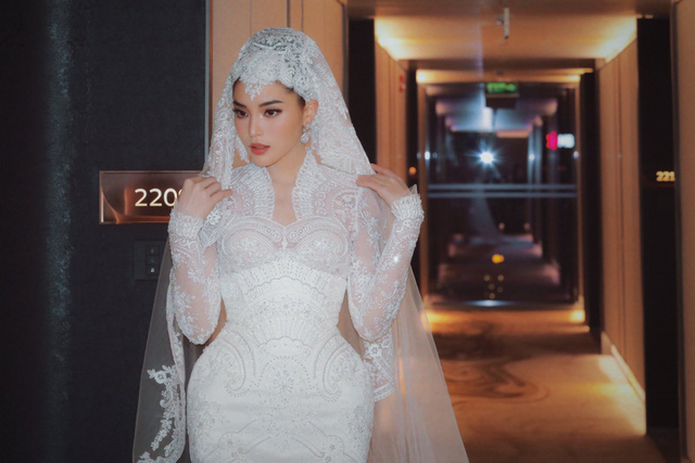 Hoa hậu Kỳ Duyên khoe sắc vóc quý phái trong trang phục cô dâu- Ảnh 2.