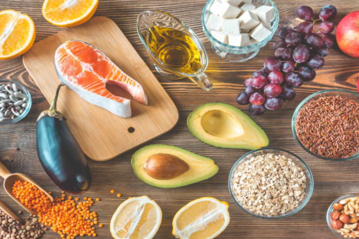 Ăn uống lành mạnh, hạn chế những thực phẩm nhiều chất béo để kiểm soát cholesterol.