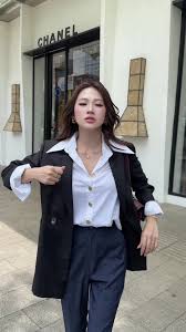 Đây mới là cách kết hợp áo khoác với áo sơ mi nữ hợp thời cho nàng tự tin xuống phố - Ảnh 2.