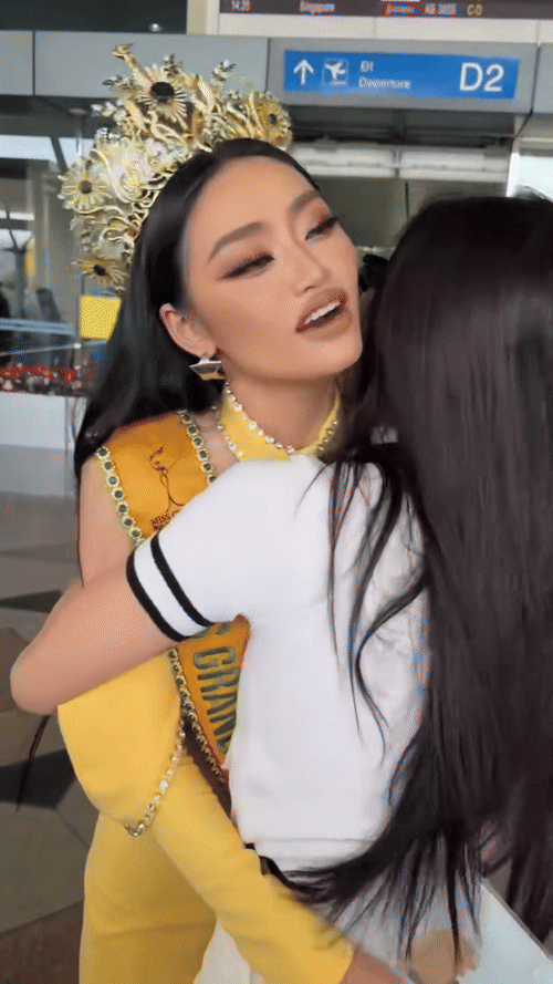 Hoa hậu Hòa bình Việt Nam mặc váy hở bạo khi vừa qua Thái - Ảnh 5. Hoa hậu Hòa bình Việt Nam mặc váy hở bạo khi vừa qua Thái - Ảnh 5.