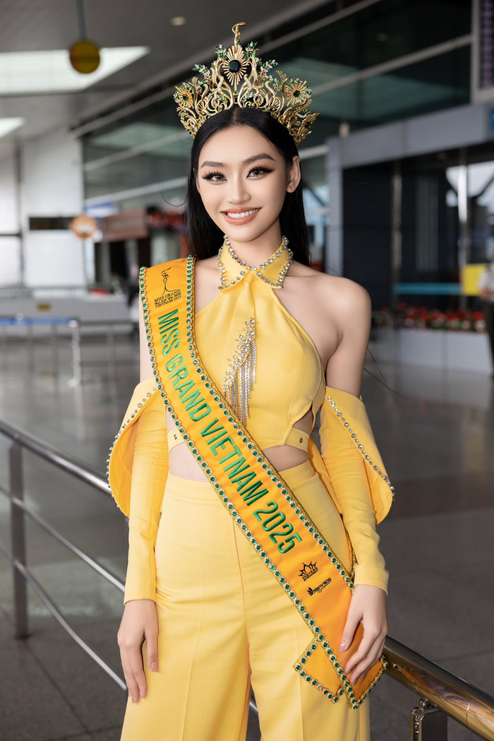 Hoa hậu Hòa bình Việt Nam mặc váy hở bạo khi vừa qua Thái - Ảnh 6. Hoa hậu Hòa bình Việt Nam mặc váy hở bạo khi vừa qua Thái - Ảnh 6.