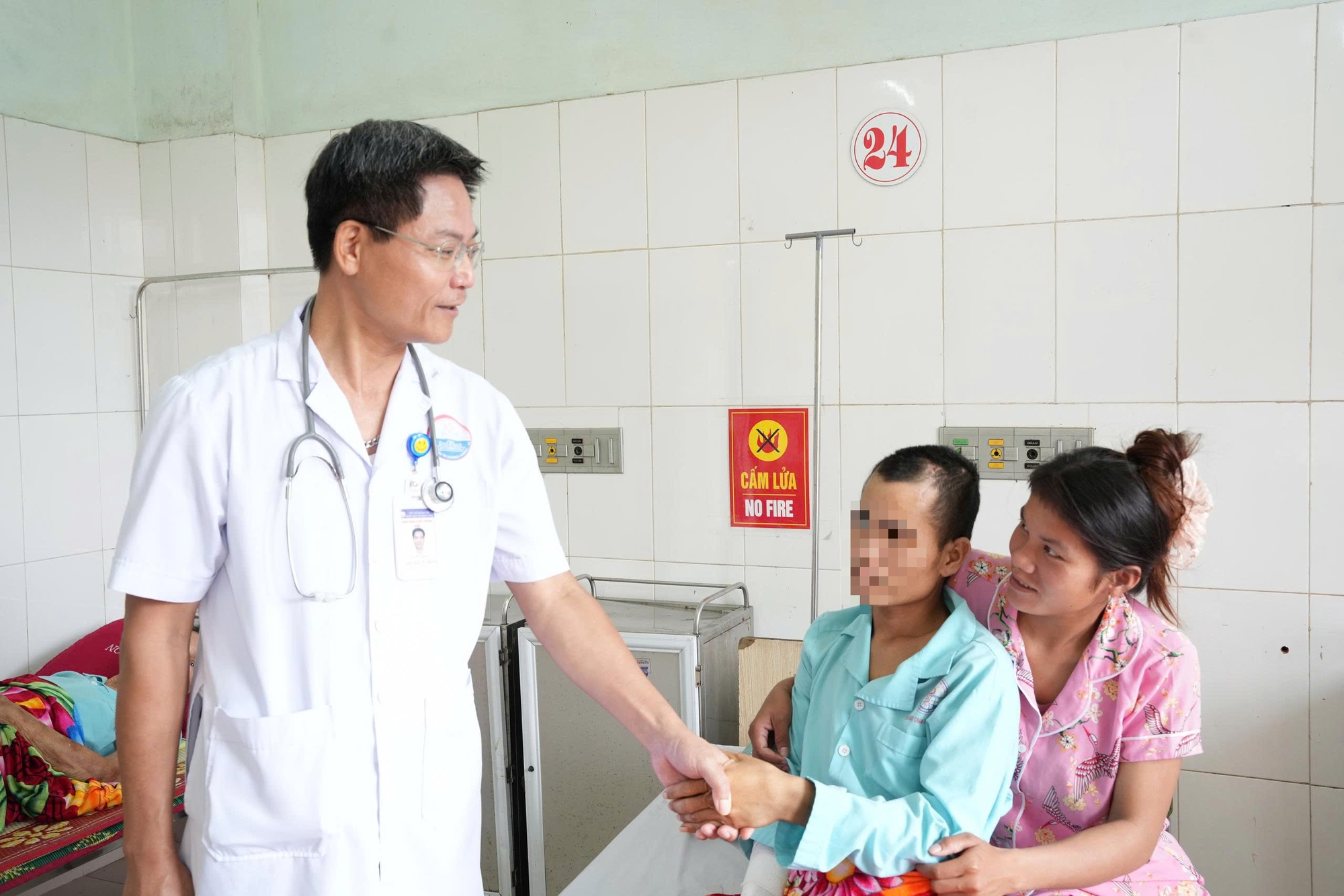 Hồi phục kỳ diệu sau 5 ca phẫu thuật, nạn nhân vụ xe tải lao vào chợ xuất viện- Ảnh 1. Hồi phục kỳ diệu sau 5 ca phẫu thuật, nạn nhân vụ xe tải lao vào chợ xuất viện- Ảnh 1.