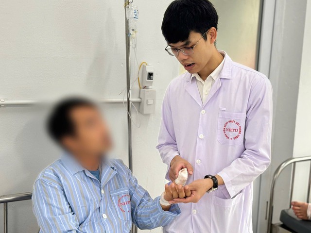 Người đàn ông mắc bệnh lý mạch máu hiếm gặp, khối u 17 năm ăn mòn xương ngón tay - Ảnh 2.