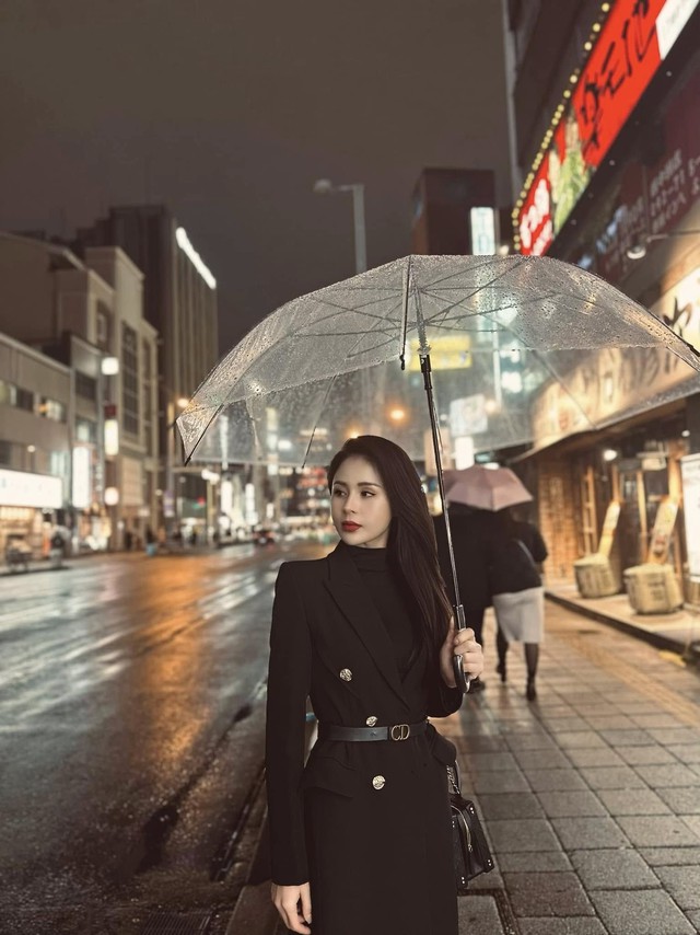 Lương Thu Trang  mix đồ xuống phố ngày thu sang chảnh và nữ tính - Ảnh 12. Lương Thu Trang  mix đồ xuống phố ngày thu sang chảnh và nữ tính - Ảnh 12.