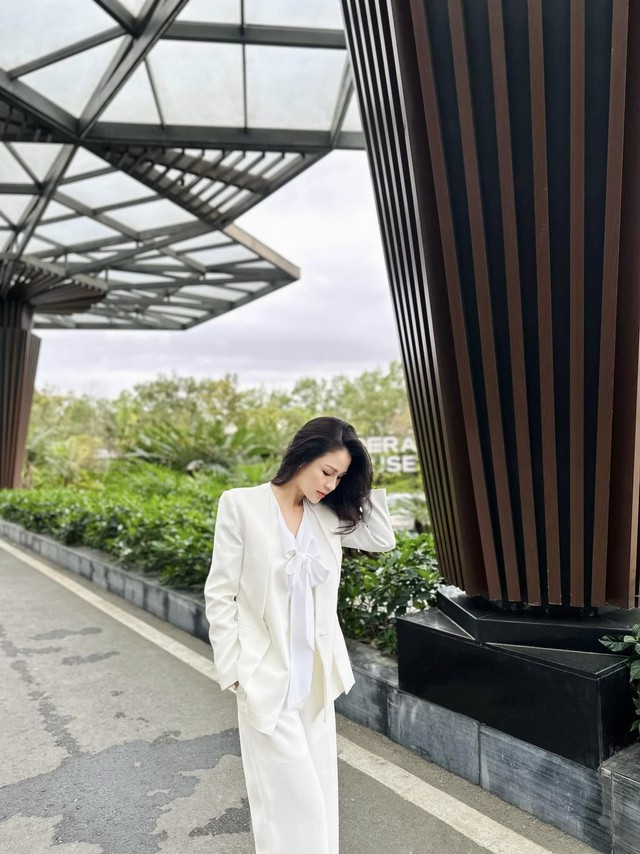 Lương Thu Trang  mix đồ xuống phố ngày thu sang chảnh và nữ tính - Ảnh 13. Lương Thu Trang  mix đồ xuống phố ngày thu sang chảnh và nữ tính - Ảnh 13.