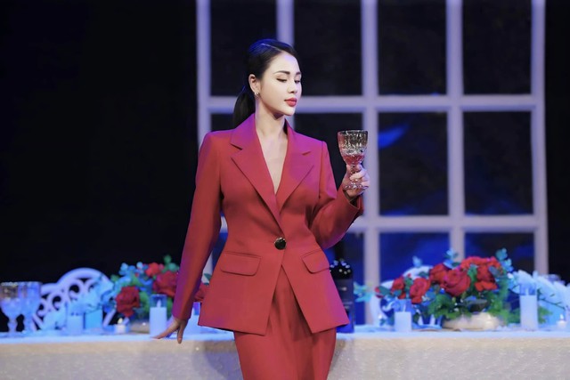 Lương Thu Trang  mix đồ xuống phố ngày thu sang chảnh và nữ tính - Ảnh 14. Lương Thu Trang  mix đồ xuống phố ngày thu sang chảnh và nữ tính - Ảnh 14.