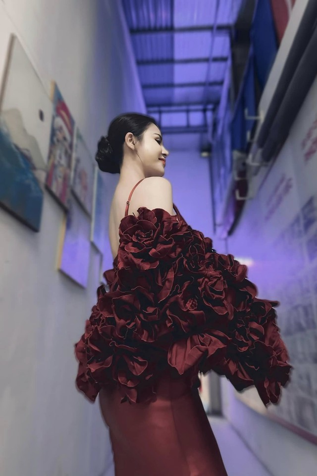 Lương Thu Trang  mix đồ xuống phố ngày thu sang chảnh và nữ tính - Ảnh 5. Lương Thu Trang  mix đồ xuống phố ngày thu sang chảnh và nữ tính - Ảnh 5.