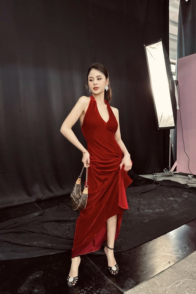 Lương Thu Trang  mix đồ xuống phố ngày thu sang chảnh và nữ tính - Ảnh 6. Lương Thu Trang  mix đồ xuống phố ngày thu sang chảnh và nữ tính - Ảnh 6.