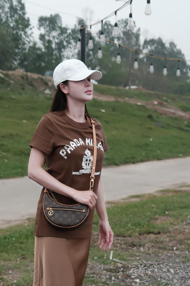 Lương Thu Trang  mix đồ xuống phố ngày thu sang chảnh và nữ tính - Ảnh 7. Lương Thu Trang  mix đồ xuống phố ngày thu sang chảnh và nữ tính - Ảnh 7.