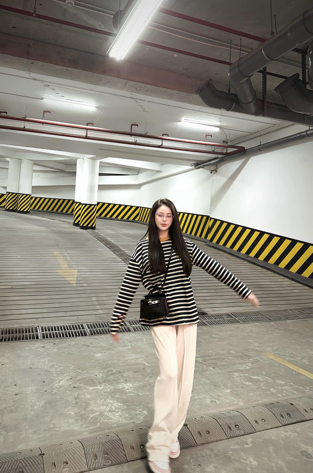 Lương Thu Trang  mix đồ xuống phố ngày thu sang chảnh và nữ tính - Ảnh 8. Lương Thu Trang  mix đồ xuống phố ngày thu sang chảnh và nữ tính - Ảnh 8.