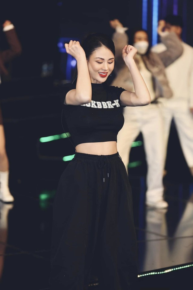 Lương Thu Trang  mix đồ xuống phố ngày thu sang chảnh và nữ tính - Ảnh 10. Lương Thu Trang  mix đồ xuống phố ngày thu sang chảnh và nữ tính - Ảnh 10.