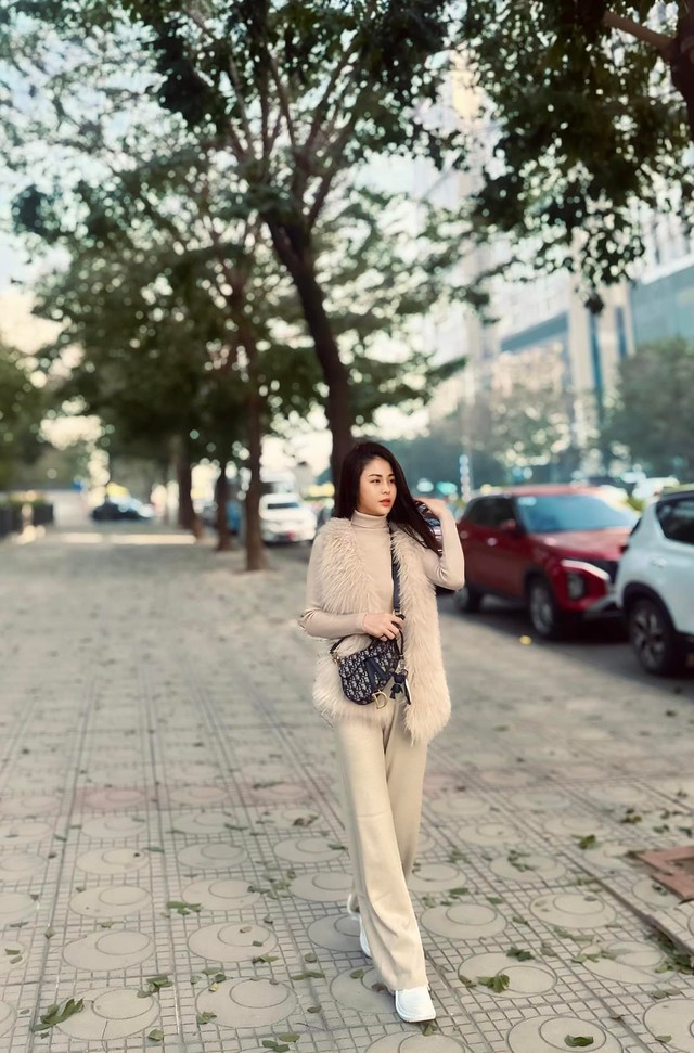 Lương Thu Trang  mix đồ xuống phố ngày thu sang chảnh và nữ tính - Ảnh 11. Lương Thu Trang  mix đồ xuống phố ngày thu sang chảnh và nữ tính - Ảnh 11.