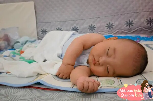 Tư thế ngủ tiết lộ tính cách khác nhau của trẻ, mẹ xem ngay con thuộc kiểu nào - 6