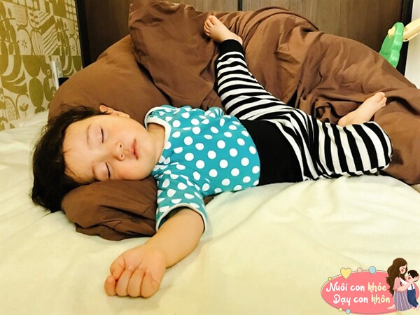 Tư thế ngủ tiết lộ tính cách khác nhau của trẻ, mẹ xem ngay con thuộc kiểu nào - 9
