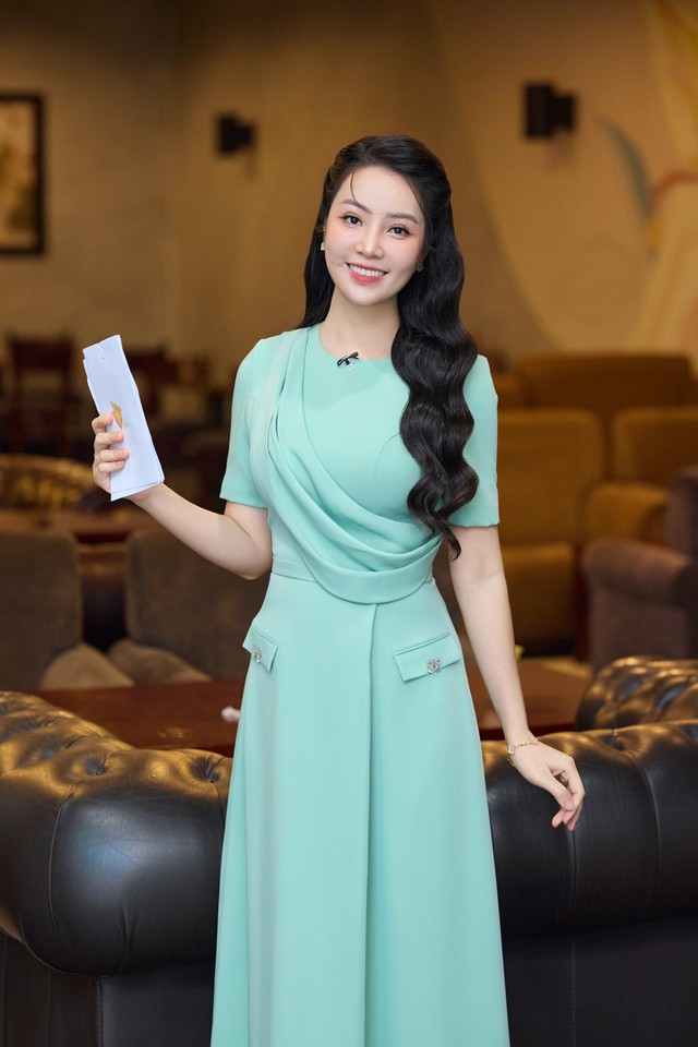 BTV 'Chuyển động 24h' diện đồ trên truyền hình và đời thực khác nhau ra sao? - Ảnh 6.