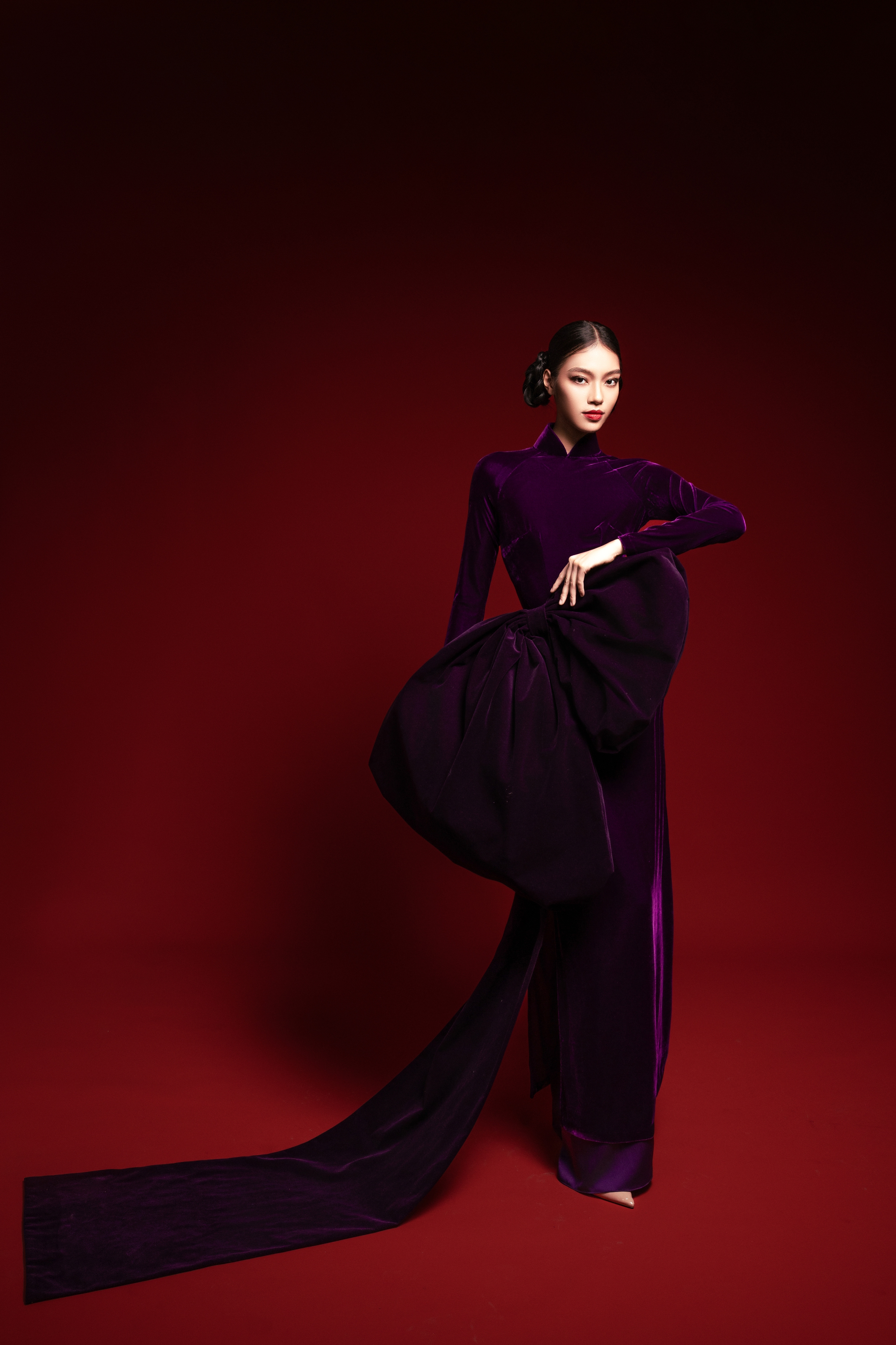 Bộ sưu tập áo dài 'Tím trong tim Huế' của NTK Đức Hùng - Hành trình từ Cố đô ra thế giới - Ảnh 9. Bộ sưu tập áo dài 'Tím trong tim Huế' của NTK Đức Hùng - Hành trình từ Cố đô ra thế giới - Ảnh 9.