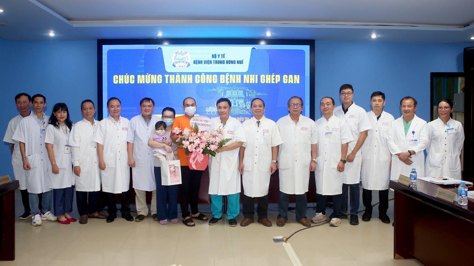 Ca ghép gan xuyên Việt cứu sống bé 2 tuổi bị teo đường mật bẩm sinh- Ảnh 4.