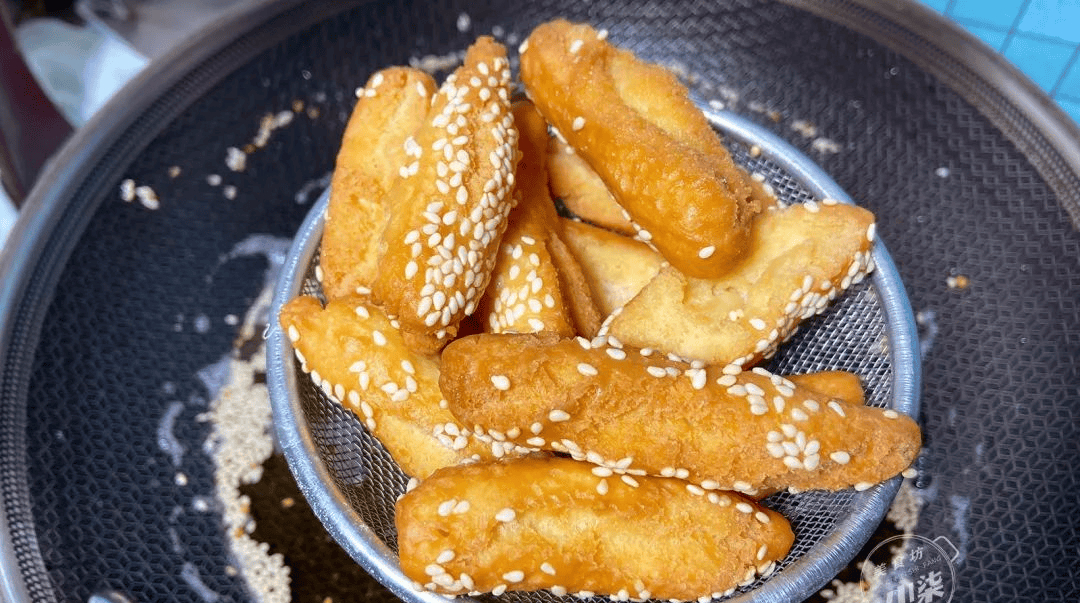 Cho 2 quả trứng vào trộn với bột mì, cán mỏng và cắt thành từng dải...: Món ngon khiến cả gia đình phấn khích ăn sạch trong nháy mắt - Ảnh 3.