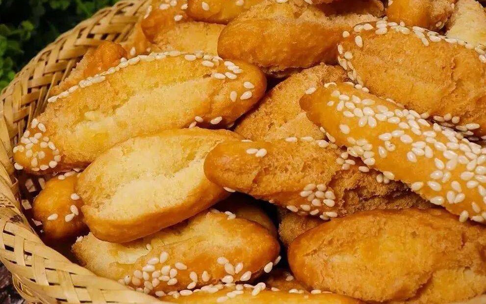 Cho 2 quả trứng vào trộn với bột mì, cán mỏng và cắt thành từng dải...: Món ngon khiến cả gia đình phấn khích ăn sạch trong nháy mắt - Ảnh 4.