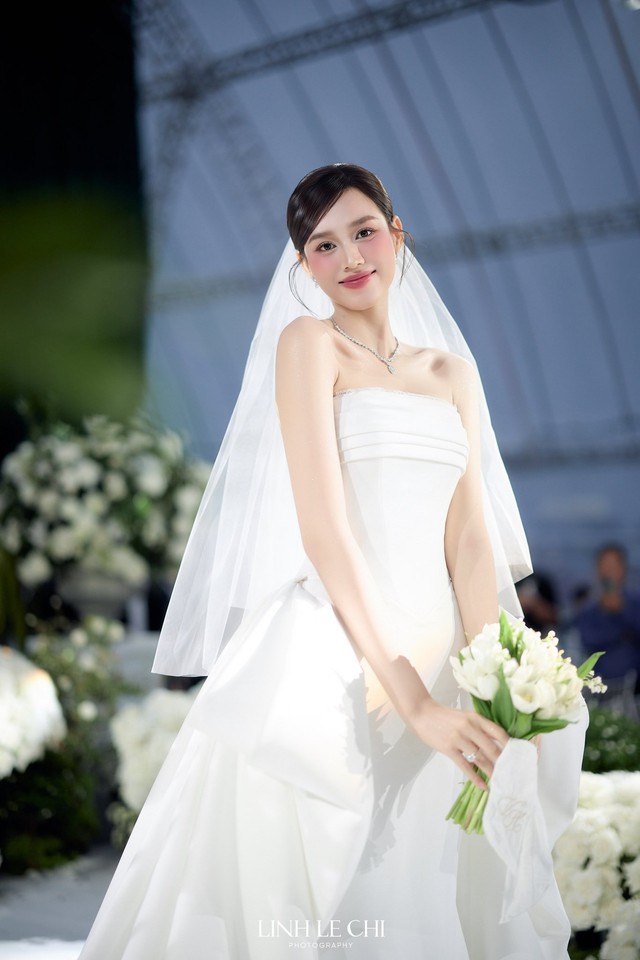 'Cô dâu nghìn tỷ' Đỗ Thị Hà khoe sắc trong 4 bộ váy cưới đẳng cấp, sang chảnh - Ảnh 4.