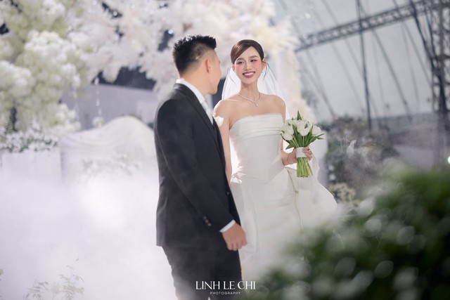 'Cô dâu nghìn tỷ' Đỗ Thị Hà khoe sắc trong 4 bộ váy cưới đẳng cấp, sang chảnh - Ảnh 5.