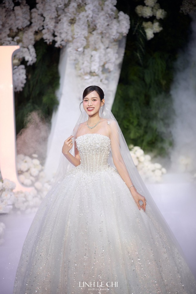 'Cô dâu nghìn tỷ' Đỗ Thị Hà khoe sắc trong 4 bộ váy cưới đẳng cấp, sang chảnh - Ảnh 6.