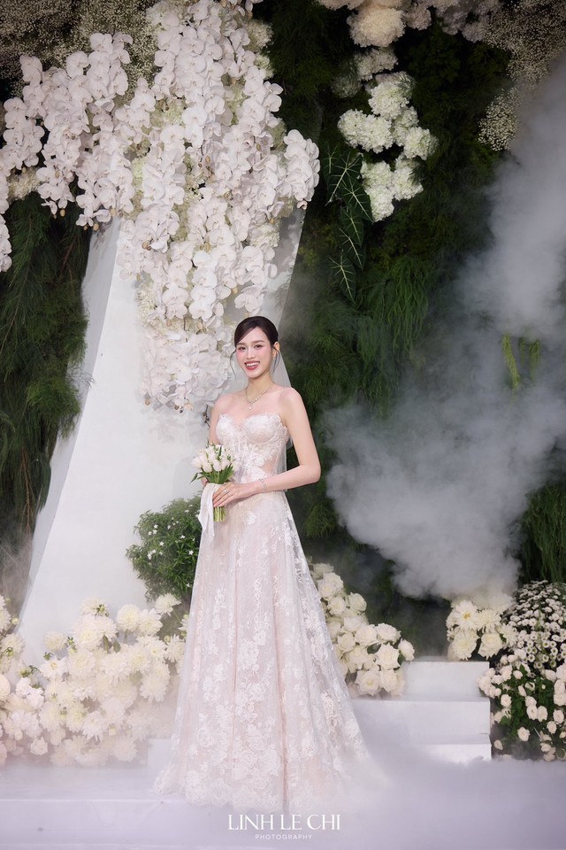 'Cô dâu nghìn tỷ' Đỗ Thị Hà khoe sắc trong 4 bộ váy cưới đẳng cấp, sang chảnh - Ảnh 8.