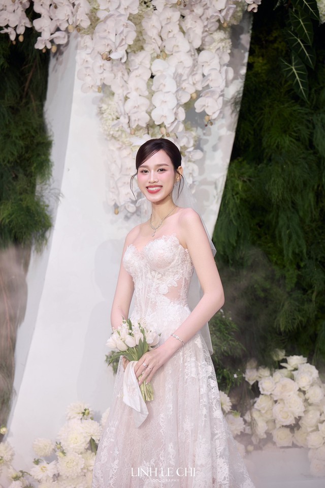 'Cô dâu nghìn tỷ' Đỗ Thị Hà khoe sắc trong 4 bộ váy cưới đẳng cấp, sang chảnh - Ảnh 10.