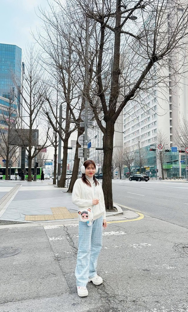 Diện đồ đời thường siêu đẹp như MC Hoàng Linh - Ảnh 6.