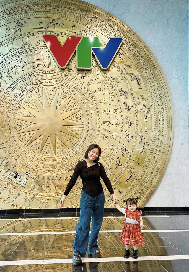 Diện đồ đời thường siêu đẹp như MC Hoàng Linh - Ảnh 7.