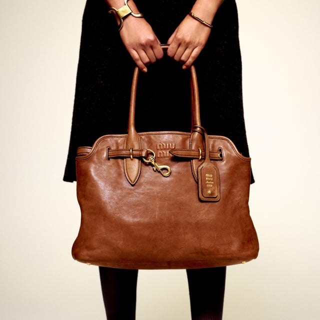 Gam mầu trầm ấm 'lên ngôi' xu hướng thời trang Thu Đông 2025 - Ảnh 8. Gam mầu trầm ấm 'lên ngôi' xu hướng thời trang Thu Đông 2025 - Ảnh 8.