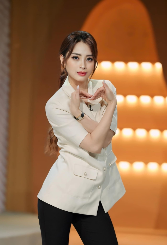 Học MC Huyền Trang 'Mù tạt' mix đồ từ công sở đến đi chơi - Ảnh 6. Học MC Huyền Trang 'Mù tạt' mix đồ từ công sở đến đi chơi - Ảnh 6.