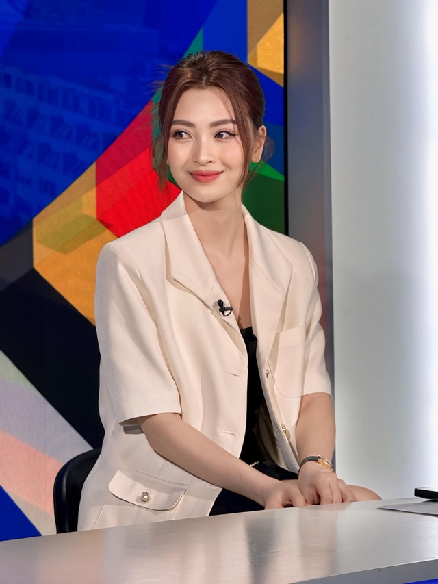 Học MC Huyền Trang 'Mù tạt' mix đồ từ công sở đến đi chơi - Ảnh 7. Học MC Huyền Trang 'Mù tạt' mix đồ từ công sở đến đi chơi - Ảnh 7.