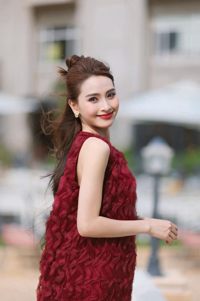 Học MC Huyền Trang 'Mù tạt' mix đồ từ công sở đến đi chơi - Ảnh 11. Học MC Huyền Trang 'Mù tạt' mix đồ từ công sở đến đi chơi - Ảnh 11.