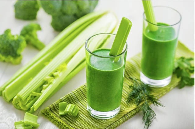 Uống nước ép cần tâybuổi sáng giúp ổn định huyết áp, tốt cho xương khớp, người Việt nên dùng thường xuyên để kéo dài tuổi thọ - Ảnh 2.