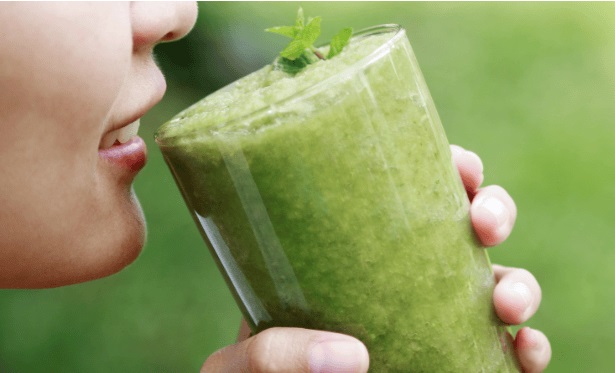 Uống nước ép cần tâybuổi sáng giúp ổn định huyết áp, tốt cho xương khớp, người Việt nên dùng thường xuyên để kéo dài tuổi thọ - Ảnh 3.