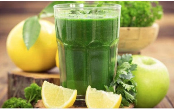 Uống nước ép cần tâybuổi sáng giúp ổn định huyết áp, tốt cho xương khớp, người Việt nên dùng thường xuyên để kéo dài tuổi thọ - Ảnh 4.