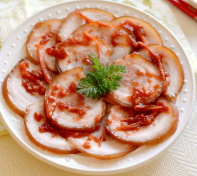 Món ngon ngày lạnh: Thịt ba chỉ cuộn sốt gừng và kho mía dễ làm - Ảnh 2.