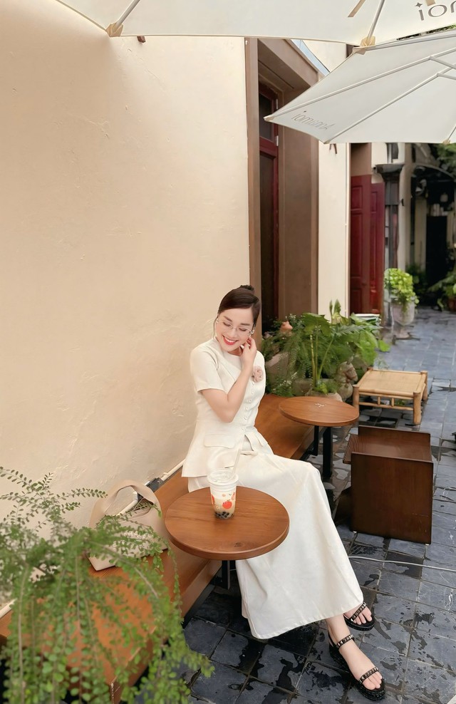 BTV Minh Hương mix đồ đa phong cách, tôn dáng đẹp - Ảnh 4. BTV Minh Hương mix đồ đa phong cách, tôn dáng đẹp - Ảnh 4.