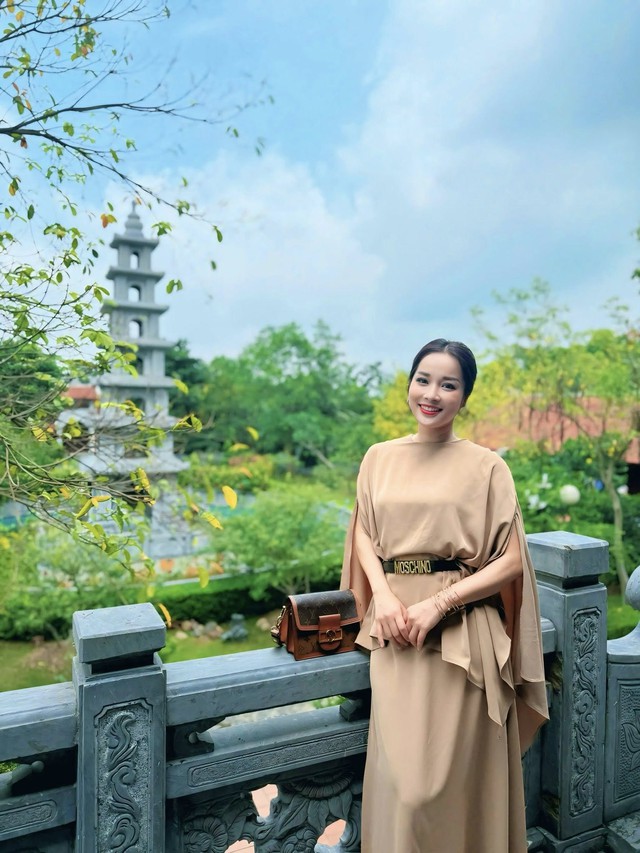 BTV Minh Hương mix đồ đa phong cách, tôn dáng đẹp - Ảnh 6. BTV Minh Hương mix đồ đa phong cách, tôn dáng đẹp - Ảnh 6.