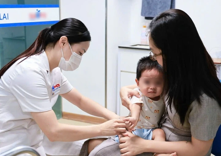 Việc tiêm vaccine đầy đủ và nhắc định kỳ là cách hiệu quả nhất để phòng bệnh. (Ảnh: Ngân Loan)