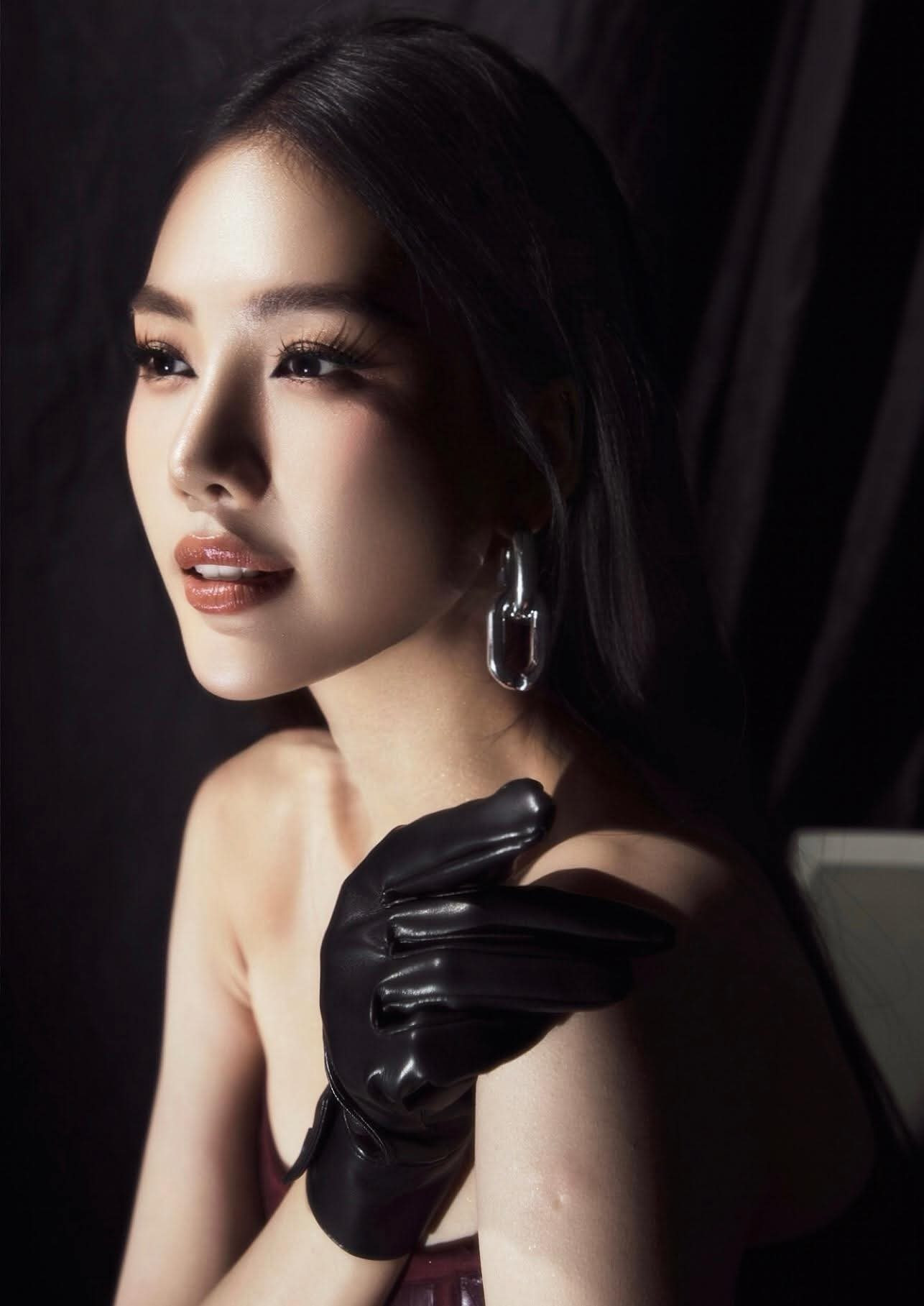 Bùi Quỳnh Hoa khiến khán giả không thể rời mắt với 'cú đá váy' đậm chất vedette - Ảnh 4. Bùi Quỳnh Hoa khiến khán giả không thể rời mắt với 'cú đá váy' đậm chất vedette - Ảnh 4.