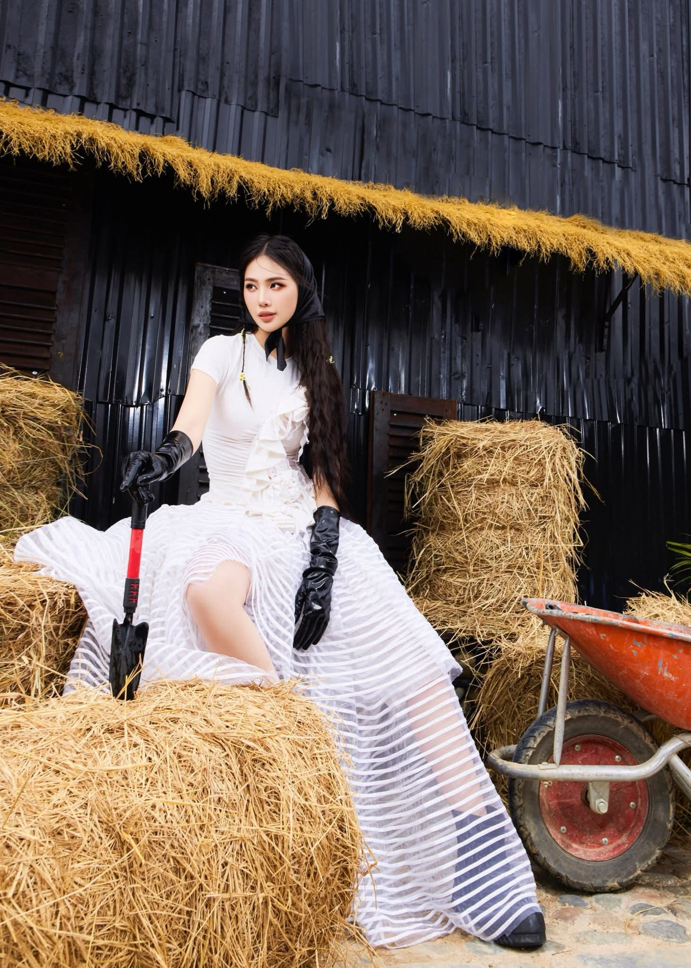 Bùi Quỳnh Hoa khiến khán giả không thể rời mắt với 'cú đá váy' đậm chất vedette - Ảnh 6. Bùi Quỳnh Hoa khiến khán giả không thể rời mắt với 'cú đá váy' đậm chất vedette - Ảnh 6.