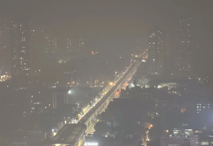 Bầu trời Hà Nội những ngày không khí ô nhiễm. (Ảnh: Viên Minh)