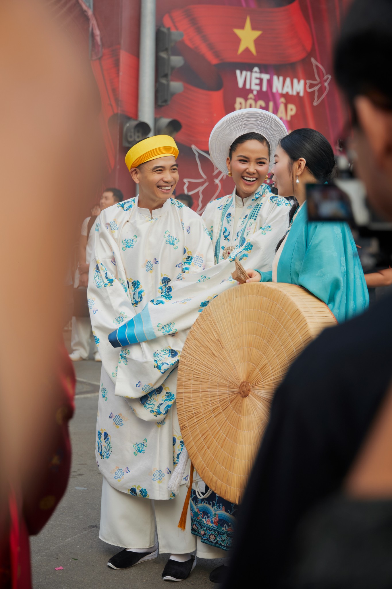 Lọ Lem Con gái MC Quyền Linh 'gây sốt' khi diện Việt phục, 'đọ sắc' với H'Hen Niê - Ảnh 3.