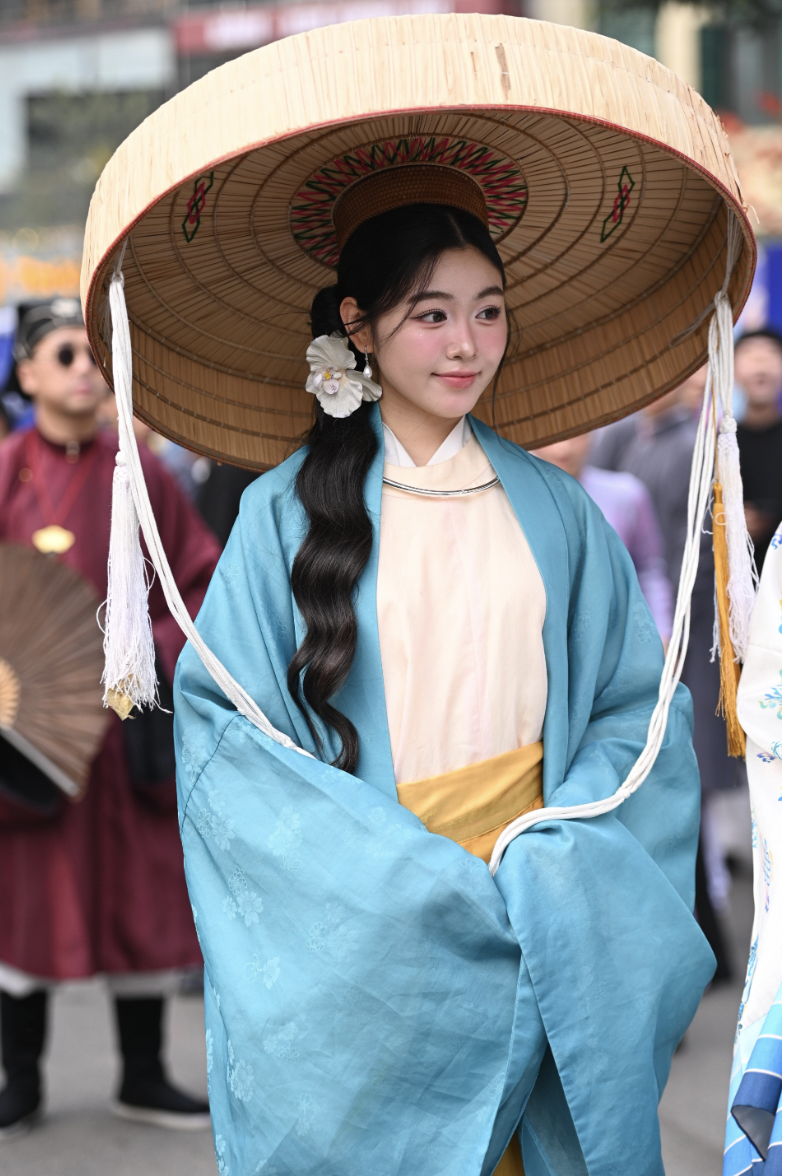 Lọ Lem Con gái MC Quyền Linh 'gây sốt' khi diện Việt phục, 'đọ sắc' với H'Hen Niê - Ảnh 10.